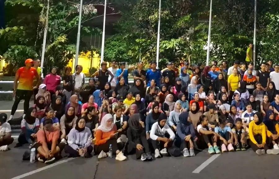 Anggota komunitas Sparko Solo berkumpul bersama setelah latihan