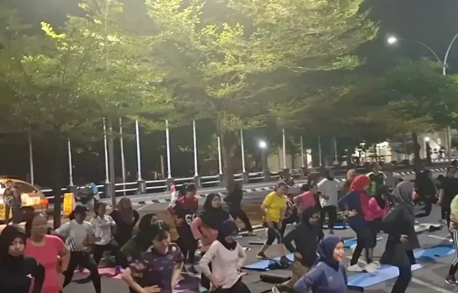 Latihan lunges berkelompok untuk menguatkan kaki